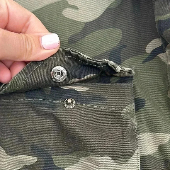 Hot Topic Camo Lightweight Jacket Sz L - Picture 3 of 7
